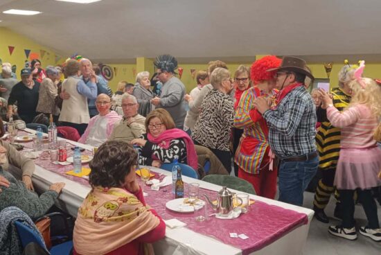 Preto de 200 persoas desfrutan do Cocido e Baile de Entroido do Club de Xubilados de Lousame