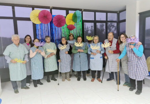 Os maiores do programa de Prevención da Dependencia de Boqueixón celebran o entroido disfrazados e comendo filloas
