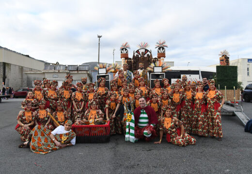 A Pobra coroa o seu Entroido cun desfile multitudinario de medio milleiro de participantes