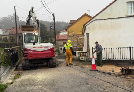 O Concello de Ribeira executa as obras de pavimentación da contorna da Igrexa de Artes