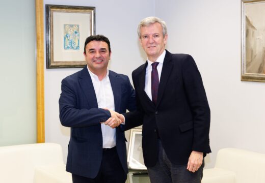 O alcalde Paco Charlín mantén unha reunión de traballo co presidente da Xunta para impulsar proxectos estratéxicos en Laxe