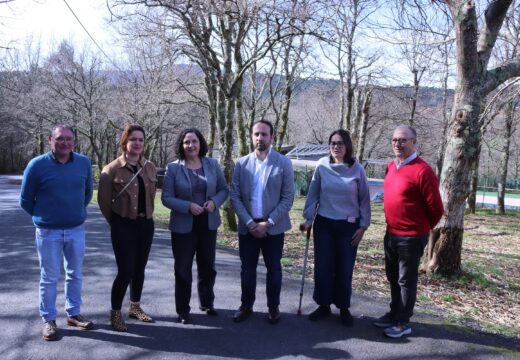 Belén do Campo e Esteban Ares supervisan as obras de mellora da eficiencia enerxética do polideportivo e a piscina municipal de Lousame