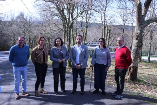 Belén do Campo e Esteban Ares supervisan as obras de mellora da eficiencia enerxética do polideportivo e a piscina municipal de Lousame