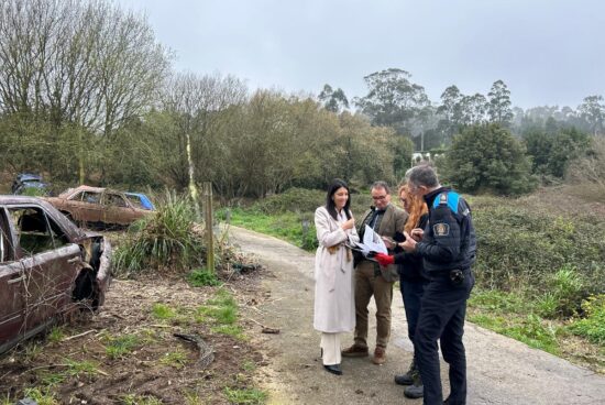 O concello desbloquea a retirada dos vehículos abandonados nas inmediacións do Xulgado de Ribeira