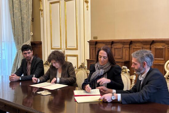A alcaldesa asina a cesión dunha parcela á Fundación Andrea para aloxar familias con crianzas hospitalizadas
