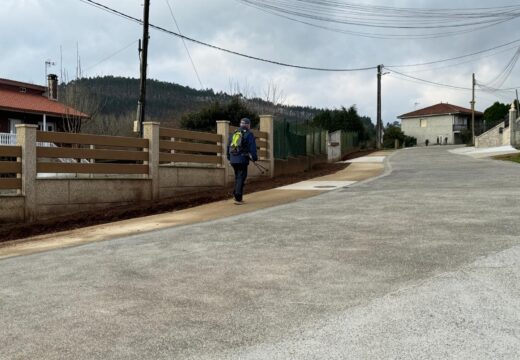 A alcaldesa supervisa a execución das obras no lugar de Vilamaior, na Sabugueira