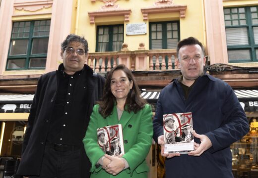 O Concello conmemora o aniversario de Wenceslao Fernández Flórez coa restauración da placa que o recorda na súa casa natal na rúa Torreiro