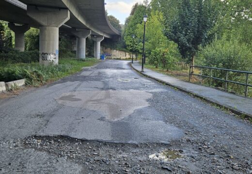 A estrada baixo a AP-9 en Miodelo sen solución