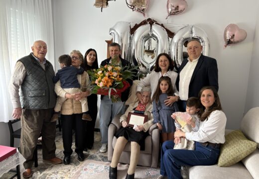 O alcalde felicitou a Carmen Suárez Canedo polo seu 100 aniversario