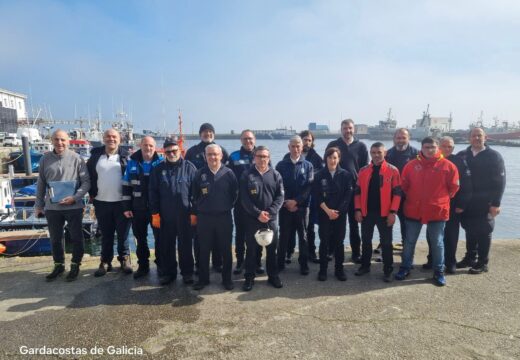 Gardacostas de Galicia reforza a formación na loita contra a contaminación mariña nunha xornada en Ribeira na que participou persoal doutros servizos