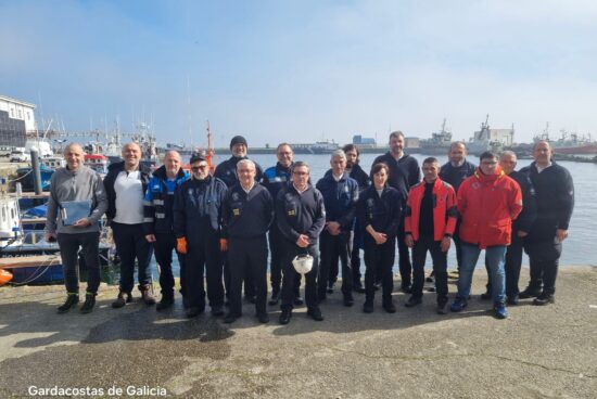 Gardacostas de Galicia reforza a formación na loita contra a contaminación mariña nunha xornada en Ribeira na que participou persoal doutros servizos