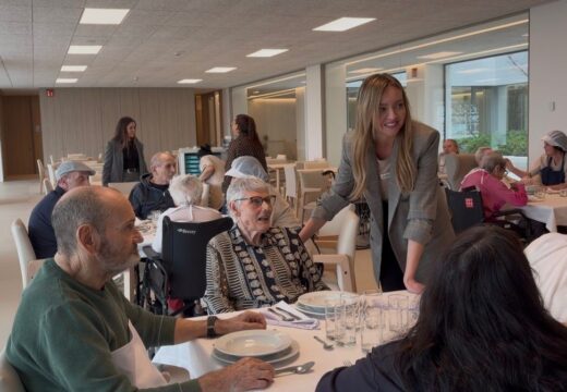 Fabiola García visita os primeiros usuarios da nova residencia pública de maiores da Coruña