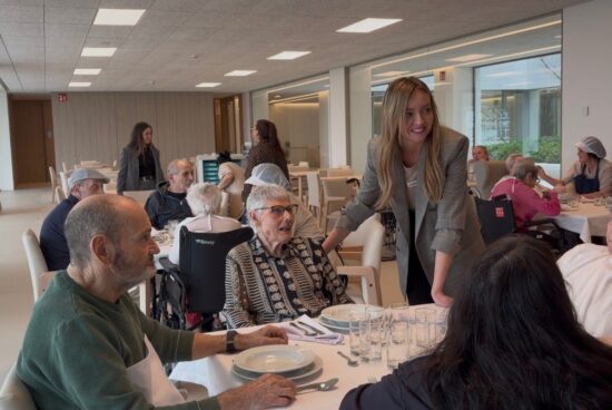 Fabiola García visita os primeiros usuarios da nova residencia pública de maiores da Coruña