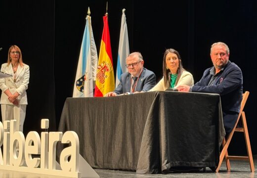 O Concello de Ribeira distingue ao seu cronista Xosé María Fernández Pazos e recupera o monólito da praza do Centenario