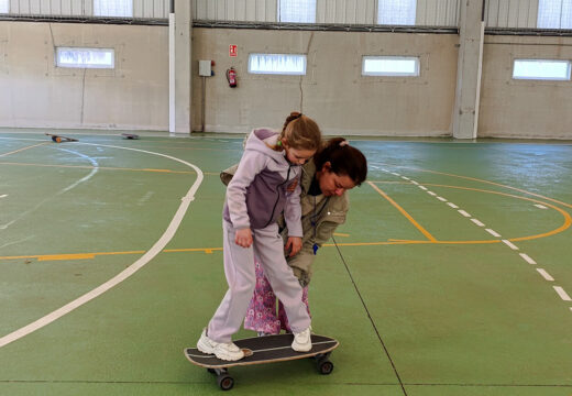 O proxecto “Aprende a través do surfing” consolida a súa vertente cultural e ambiental nas aulas de Carballo neste 2026