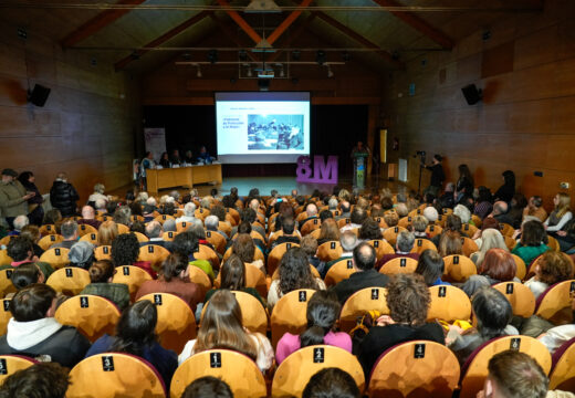 Multitudinario acto feminista na Fábrica sobre o Patronato de protección a la mujer franquista