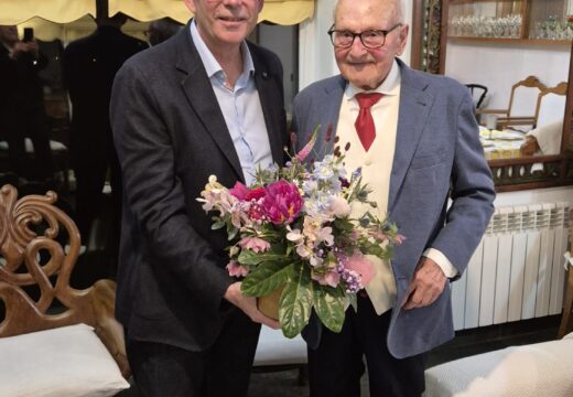 Visita ao veciño máis lonxevo do Concello