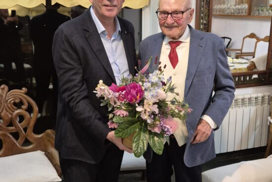 Visita ao veciño máis lonxevo do Concello