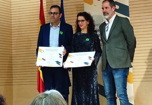 A bergondesa Fina Paulos recibe en Madrid o premio nacional por fomentar a competencia dixital nas aulas