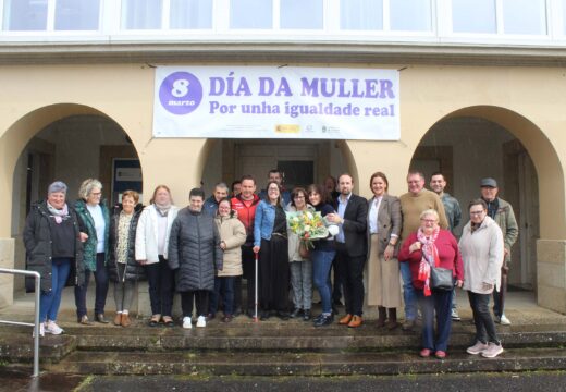 O Concello de Lousame homenaxea a Carolina Castro, medalla de bronce no campionato nacional de remoergómetro