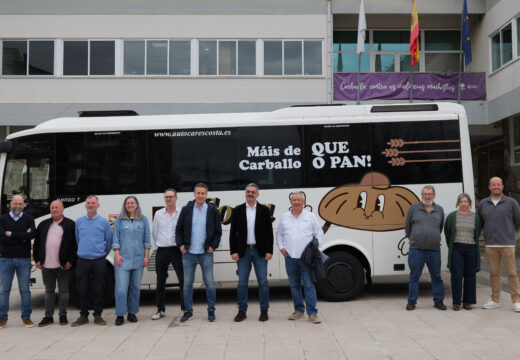 Carballo abre o novo parque infantil do Chorís, coa réplica do depósito de auga como gran icona