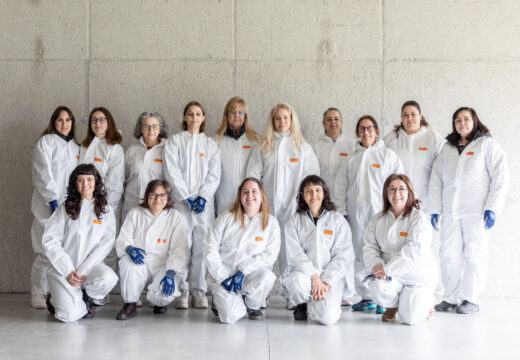 Mulleres de Carballo descargan estrés cunha sesión de destructoterapia no parque empresarial de Bértoa