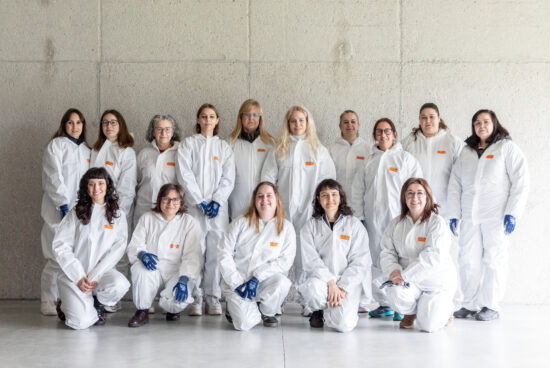 Mulleres de Carballo descargan estrés cunha sesión de destructoterapia no parque empresarial de Bértoa