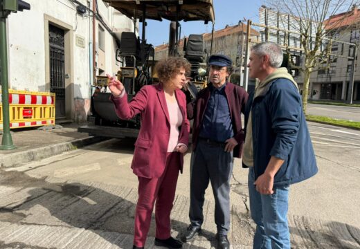 A alcaldesa de Santiago supervisa os traballos de reparación e asfaltado de pavimentos