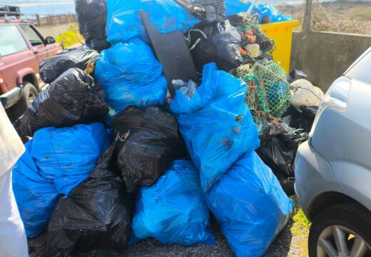 Unhas 130 persoas voluntarias participaron na limpeza de parte do litoral de Corrubedo recollendo catro toneladas de lixo