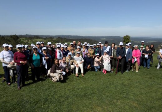 Usuarios da Residencia de Maiores Pública Autonómica Torrente Ballester participan na xornada “Deporte e vida activa” no Real Aeroclube de Santiago de Compostela