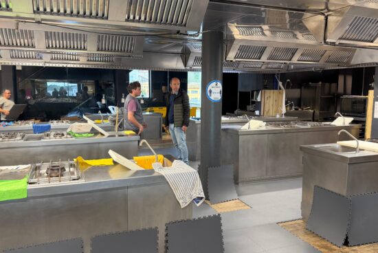 O Concello de Ribeira renova o chan da aula de cociña do mercado municipal por un importe arredor dos 8.000 euros