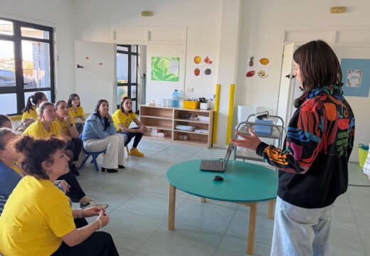 Os centros educativos de Ribeira reciben informacións sobre a intervención en situacións de violencia contra a infancia