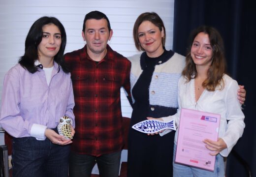 O Concello de Lousame entrega os Youthpass ás voluntarias europeas Ogsanna Yeritsyan e Zhenya Yordanova tras 10 meses no municipio
