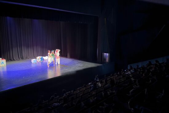 Máis de 400 escolares de Ribeira celebraron o Día do Libro co espectáculo O arcón de Noa