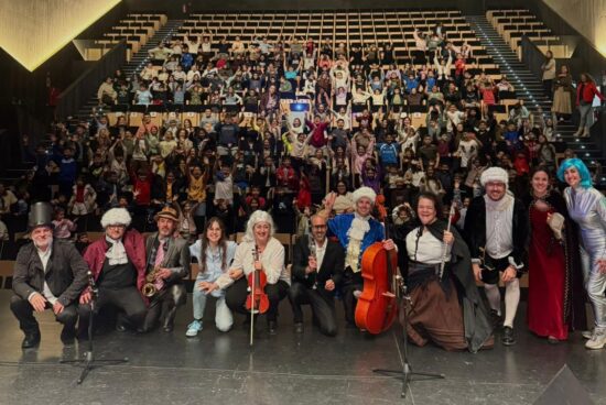 Máis de 800 estudantes de Ribeira achegáronse á música cun espectáculo impulsado polo Conservatorio Municipal