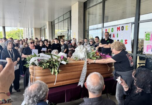 Centos de persoas protestan no Hospital da Barbanza para reclamar o reforzo da Sanidade Pública