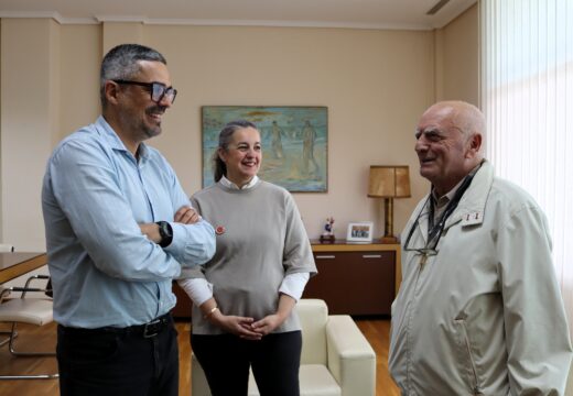 Daniel Pérez recibe a Antonio García de Seárez nun entrañable encontro sobre a pegada carballesa no Uruguai