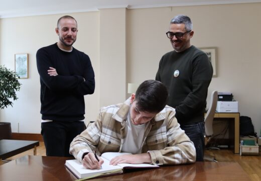 O Concello de Carballo recoñece a traxectoria de Álex Felpeto tras os seus últimos éxitos no karate