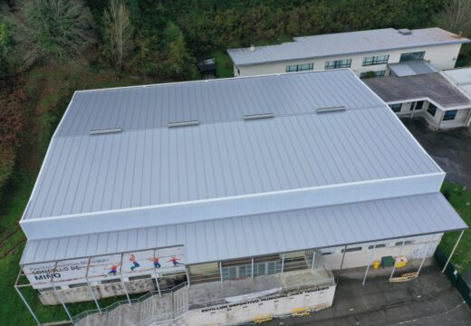 Concluídas as obras de mellora integral da cuberta do pavillón municipal Juan Tenreiro