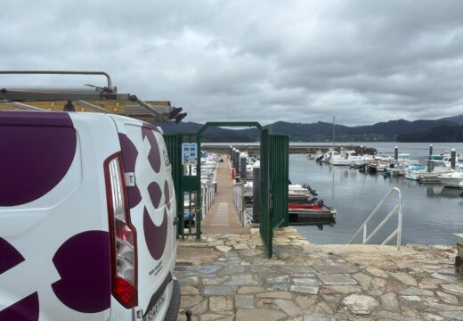 O porto deportivo de Ortigueira mellora as súas instalacións coa renovación das torretas de subministración