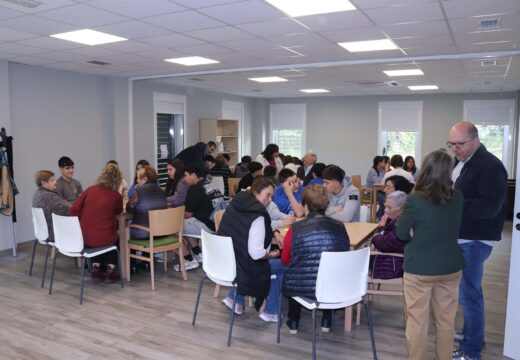 Frades pon en marcha o programa “O fío do tempo” cunha xornada de intercambio entre rapazada da ESO e as persoas usuarias das dúas casas do maior do municipio