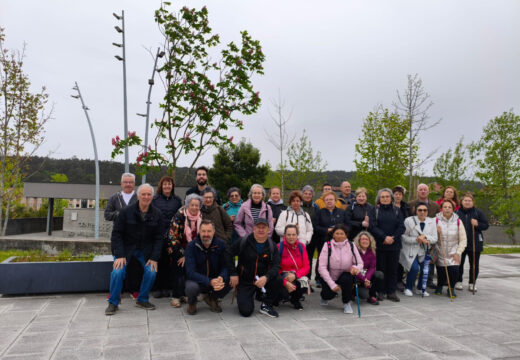 Un grupo de 32 veciñas e veciños de Frades completa a derradeira etapa do Camiño Portugués, entre O Milladoiro e Santiago