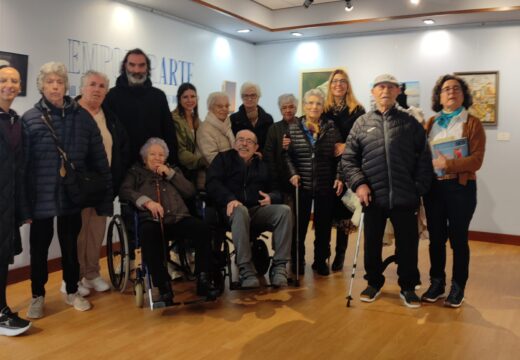 A mostra EmpoderArte de Ribeira recibe a visita do Centro de Día da Pobra do Caramiñal
