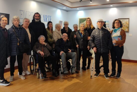 A mostra EmpoderArte de Ribeira recibe a visita do Centro de Día da Pobra do Caramiñal