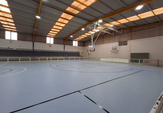 O Concello mellora o pavillón deportivo do CEIP Lamas de Abade coa instalación de canastras de minibásket