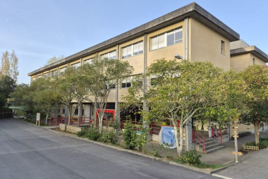 O Concello esixe á Xunta a substitución das ventás do Colexio Luis Seoane