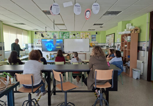 Familias de Boqueixón aprenden trucos para xestionar os conflitos en familia