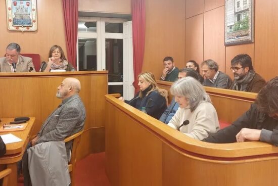 O alcalde de Oleiros suprime o pleno de abril para evitar o control democrático da súa xestión e económico de “a súa xubilación”: o auditorio de Bastiagueiro