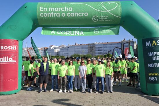Máis de 3.600 persoas participaron hoxe na andaina «A Coruña, en marcha contra o cancro», amosando o seu compromiso na loita contra a enfermidade