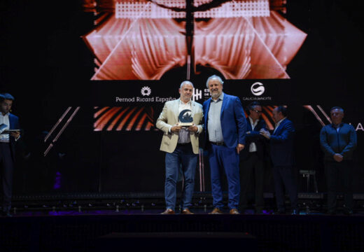 Gonzalo Castro recibe en nome do Concello o premio Recicla la Noche pola campaña municipal ‘Este é o teu sinal’ para promover a convivencia nas zonas de ocio nocturno